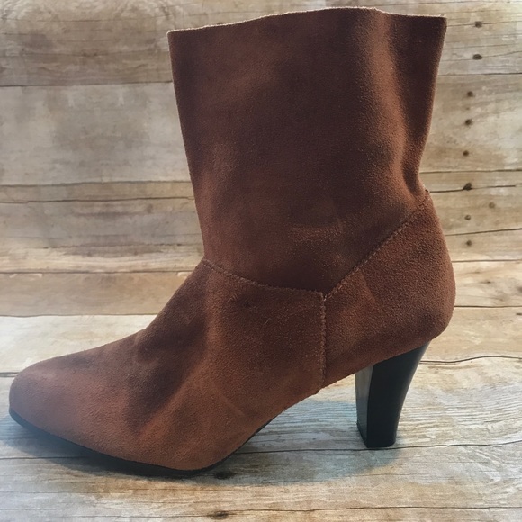 Markon camel colored suede boots. Size 9 1/2 - Picture 4 of 8